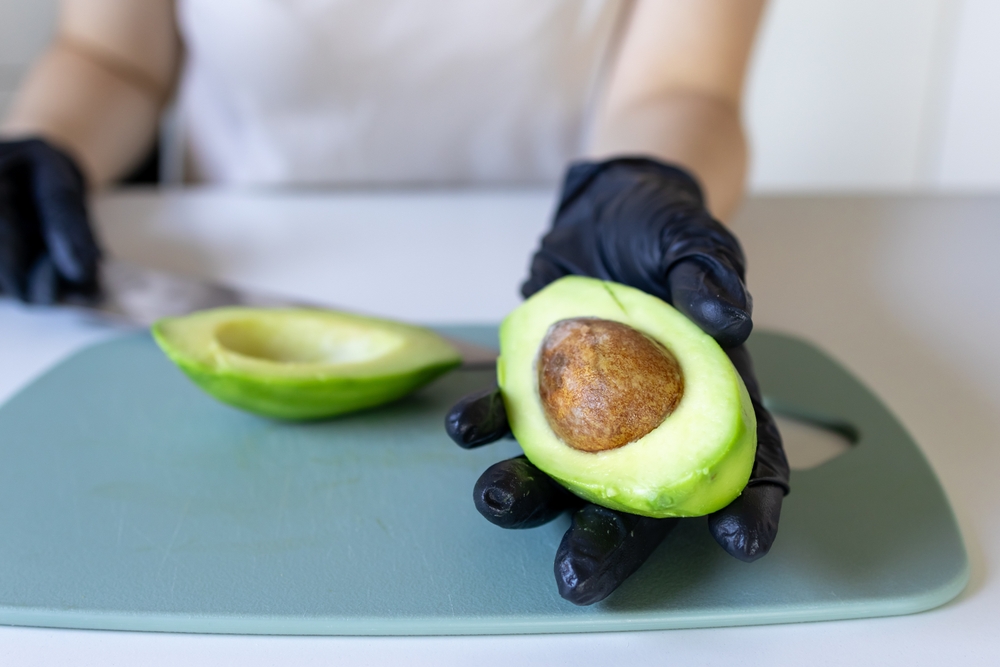 Stop med at smide avocadoskal i skraldespanden – Her kan du bruge den i stedet