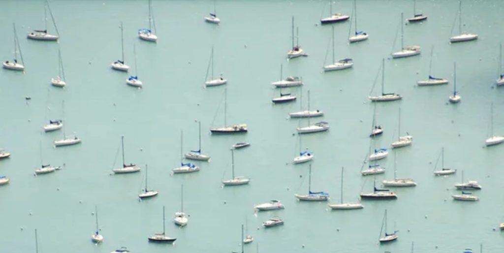 Det vil med garanti drille din hjerne: Billede af  ‘svævende’ både har taget internettet med storm