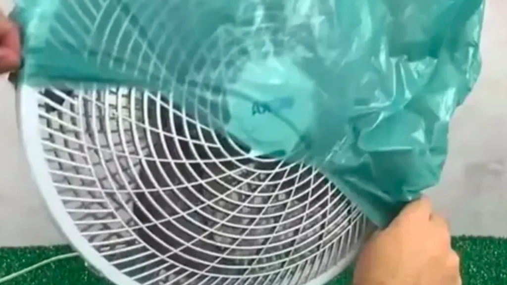Han binder en plastikpose på blæseren: Derfor bør alle gøre det inden sommer
