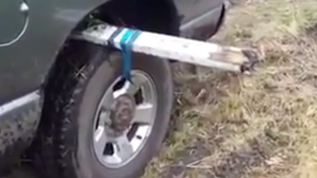 Mand binder et bræt fast til bilens dæk: Årsagen er intet mindre end genial