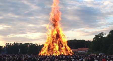 Traditionen tro fejres sankthans i Fruens Bøge – årets program indeholder bål, gøgl og live musik