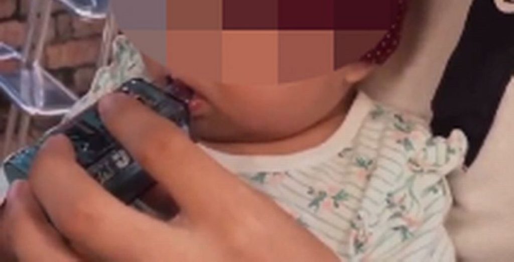 Chokerende video: Her putter mand e-cigaret i babys mund