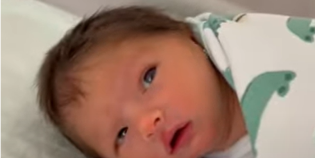 Mor deler video af 1-dag gammel datter – Så opdager folk detalje, der får dem op i det røde felt