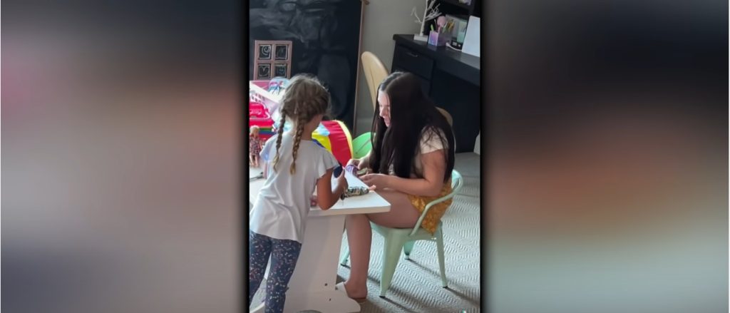 Mor filmer i hemmelighed 18-årig babysitter: Nu er videoen gået viralt