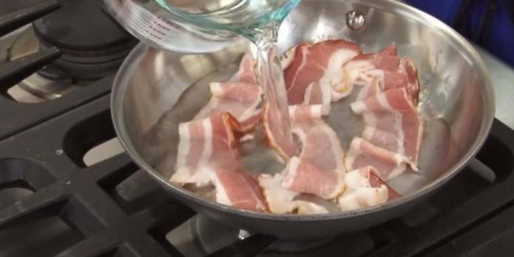 Han hælder vand på bacon: Nu er det geniale trick gået viralt