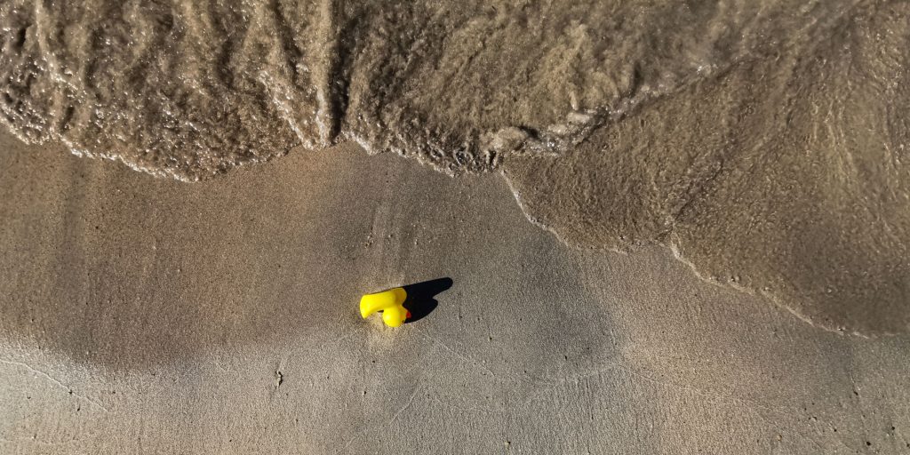 13-årige Filip finder en gummiand på stranden: Inskriptionen afslører dyster hemmelighed