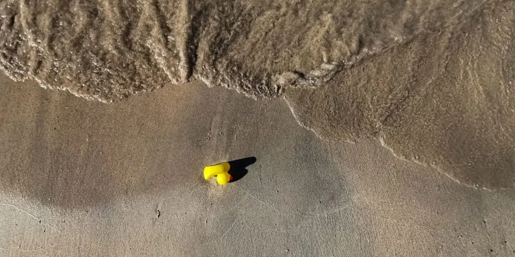 13-årige Filip finder en gummiand på stranden: Inskriptionen afslører dyster hemmelighed