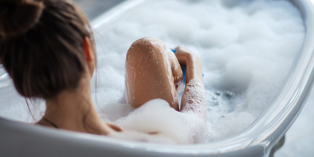Særligt trick med frugt får dit badekar til at skinne – og det koster nærmest ingenting
