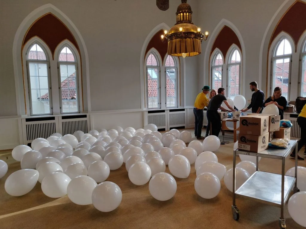 Vejle kommune hyrer vikarer til at puste balloner op