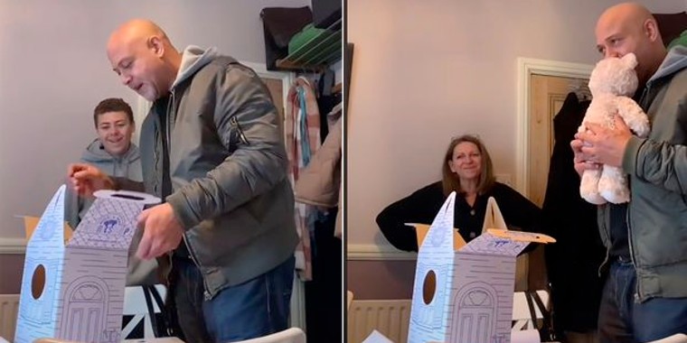 Datter køber bamse til far i julegave: Da han trykker den på hånden, begynder tårerne at trille