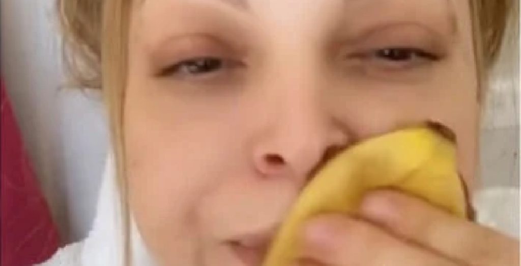 Kvinde gnider bananskræller i ansigtet – du gætter aldrig hvorfor