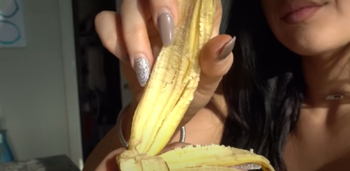 Hun gnider en bananskræl mod sin hud: Når du kender årsagen, vil du gøre det samme