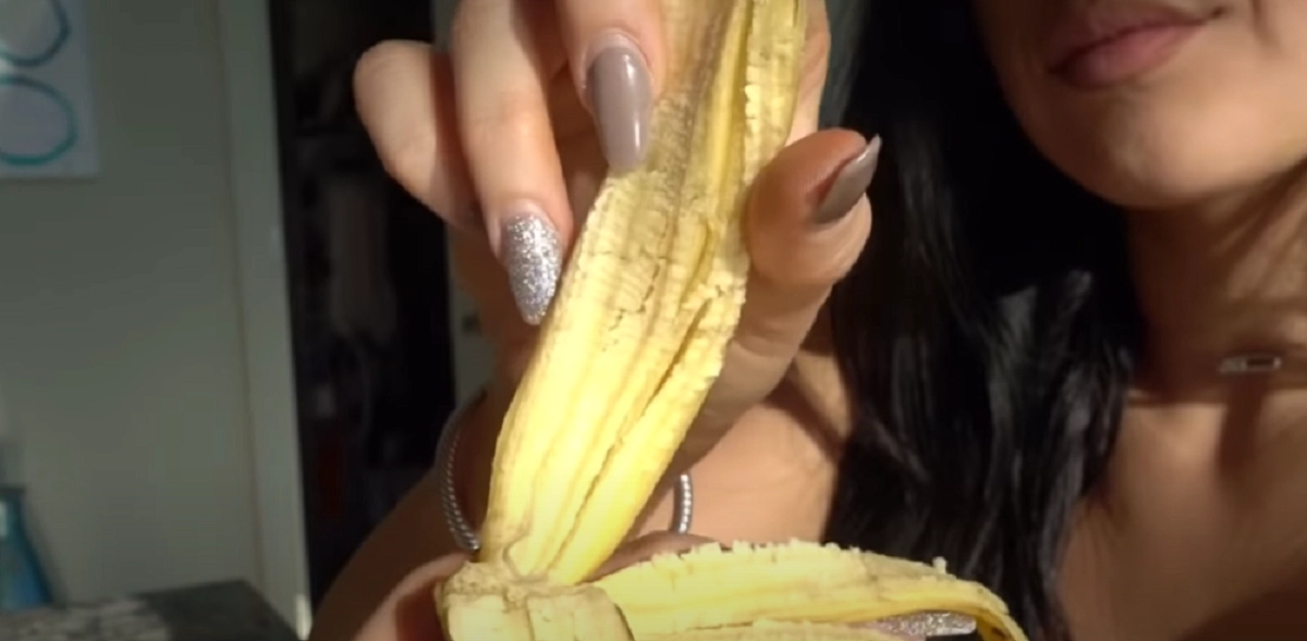 Hun gnider en bananskræl mod sin hud: Når du kender årsagen, vil du gøre det samme