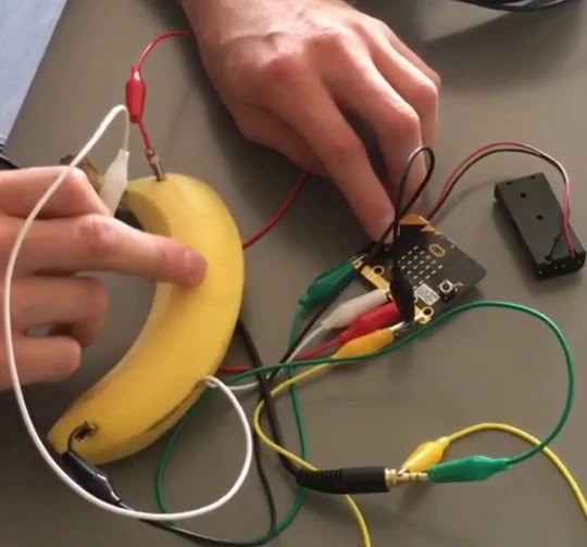 Byg din egen banansynthesizer på Vejle Bibliotek