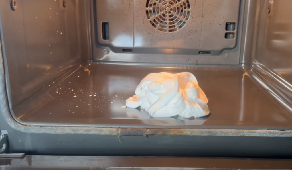 Han sprøjter barberskum ind i sin ovn: Når du ser resultatet, vil du gøre det samme