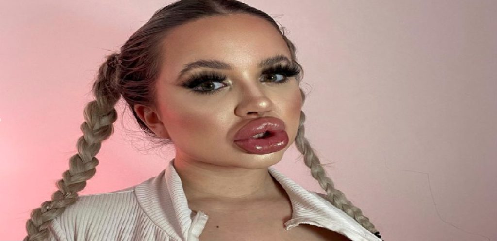 ‘Levende Barbie-dukke’ har brugt 450.000 på plastikoperationer: Giver sine forældre skylden