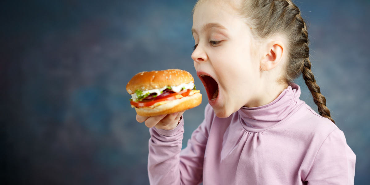 Junkfood-industrien rammes hårdt: Nu bliver det forbudt for børn