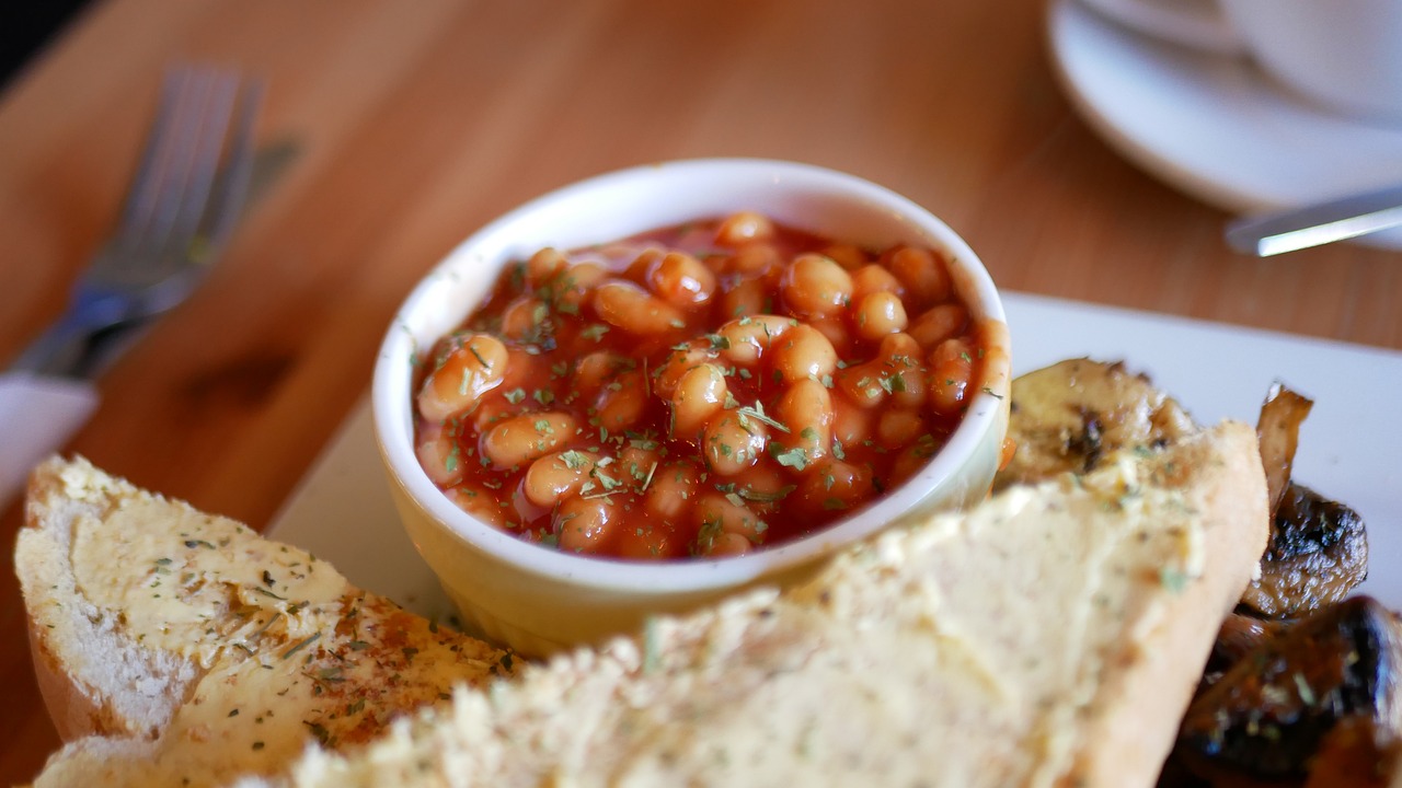 To venner laver is af baked beans – og resultatet får dem til at tabe kæben