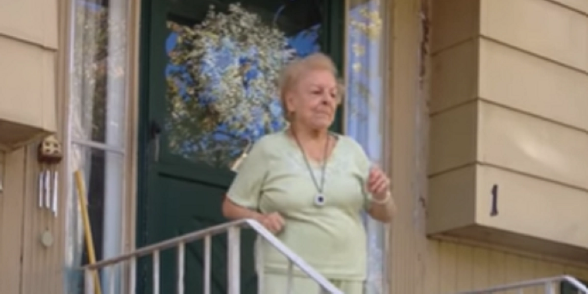 88-årig kvinde slår sig løs til sin yndlingssang: Nu griner hele internettet af den livsbekræftende video