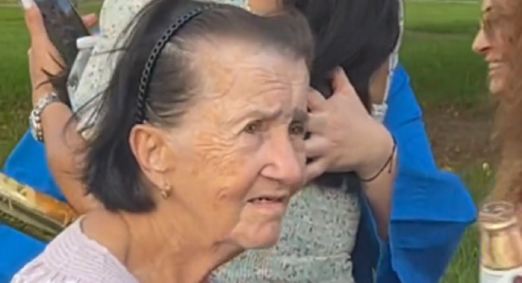 83-årig bedstemor stormer fra gender reveal-fest, da hun finder ud barnets køn