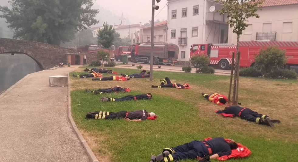 Foto af brandmænd, der ligger på græsset, er gået viralt – vent til du hører historien bag