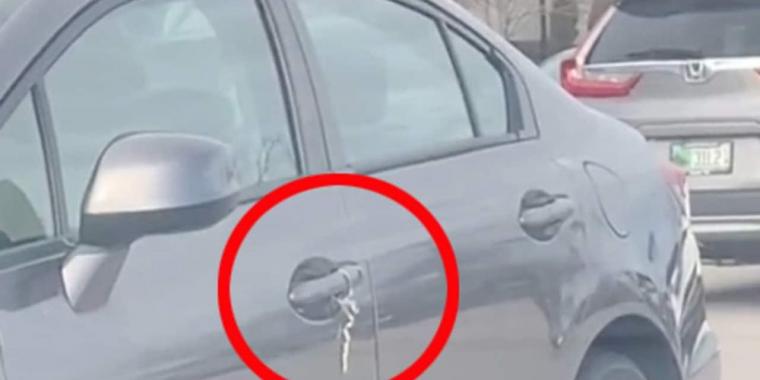 Derfor må du aldrig nærme dig en bil, hvis der er en snor bundet til bilhåndtaget