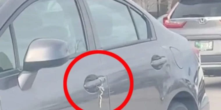 Derfor må du aldrig nærme dig en bil, hvis der er en snor bundet til bilhåndtaget