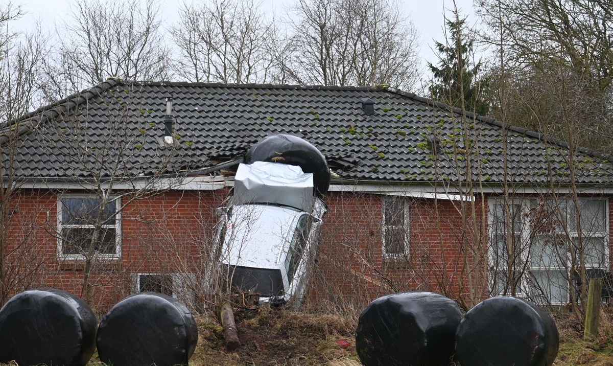 Bil smadrer ind i hus i Nørre Snede