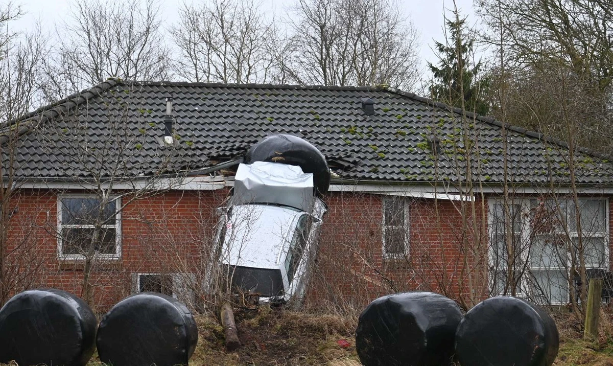 Bil smadrer ind i hus i Nørre Snede
