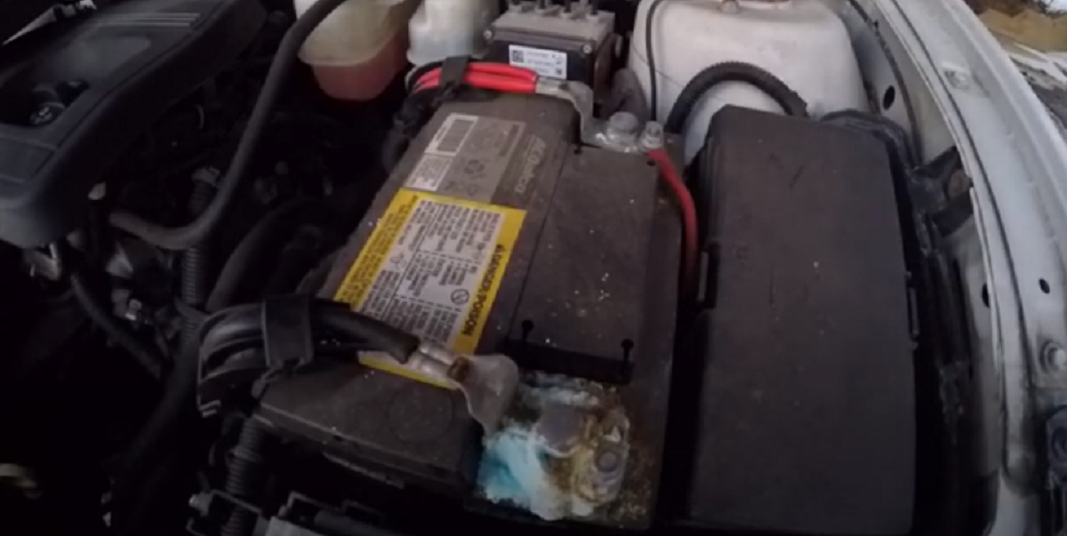 Mand deler hemmelighed, der hitter på internettet: Brug denne drikkevare til at gøre kål på din bils batteriproblemer