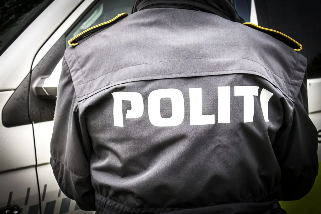 Blotter viser sit lem gennem bilrude: Ti-årig og mindre søskende ser til fra bagsæde