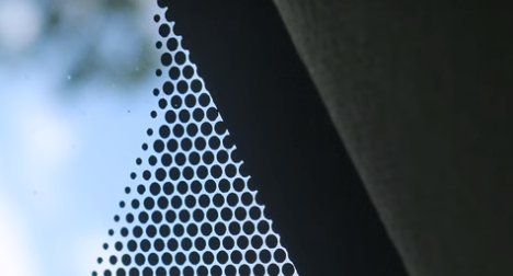 Meget få ved det: Det er de små prikker i din forrude til for