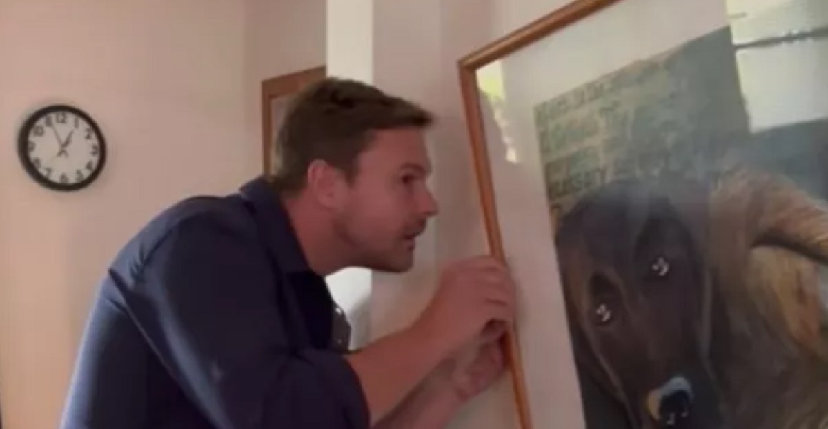 Hang pludselig skævt: Fik et chok, da de kiggede bag billedet