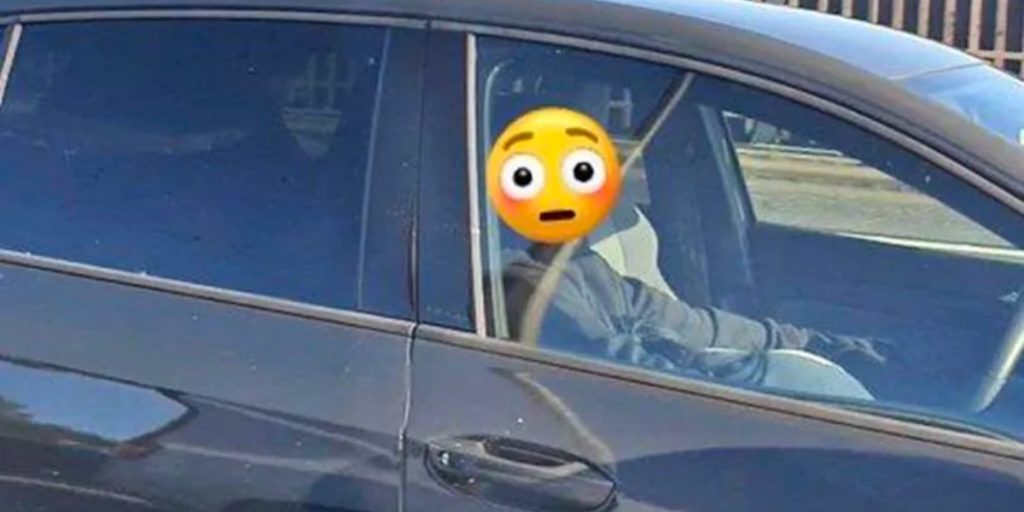 Politiet kørte forbi bilist på motorvejen: Da de så, hvad der foregik mellem hans ben, stoppede de ham straks