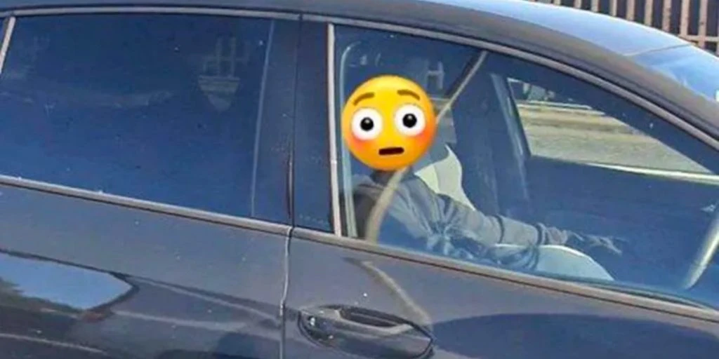 Politiet kørte forbi bilist på motorvejen: Da de så, hvad der foregik mellem hans ben, stoppede de ham straks