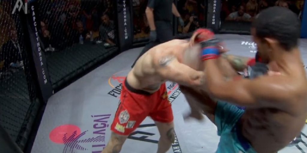 Chokerende video: MMA-kæmpers næse brækker på grusom vis