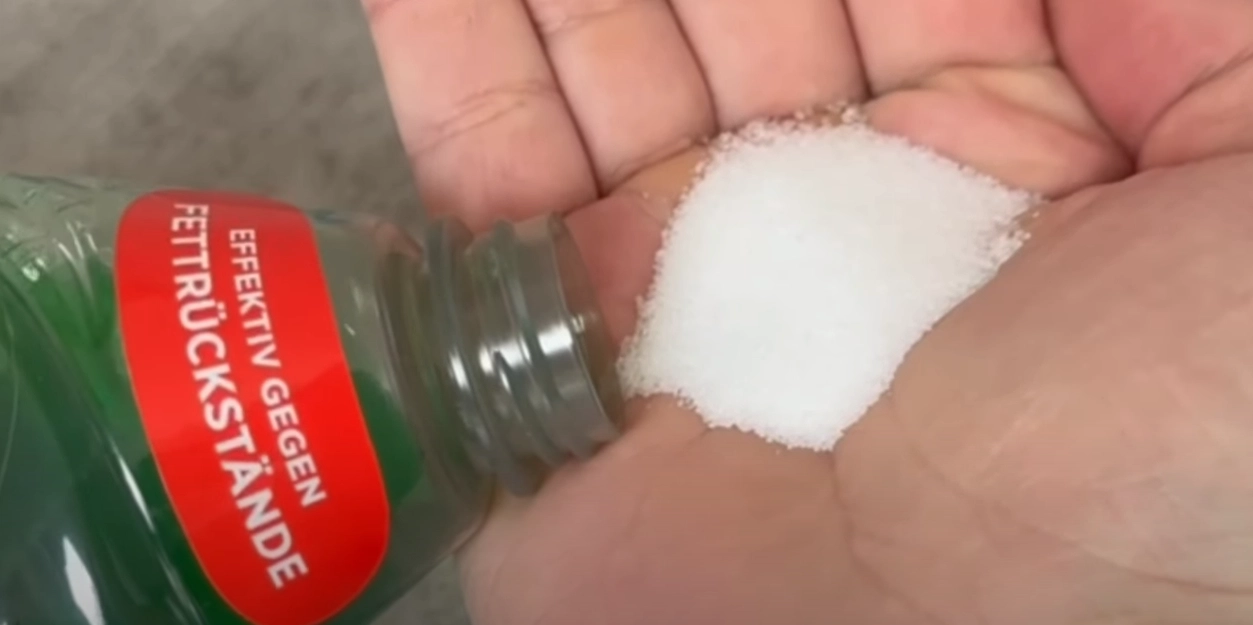 Vil du have dit rustfri stål til at skinne igen? Så bland salt, opvaskemiddel og én uventet ingrediens