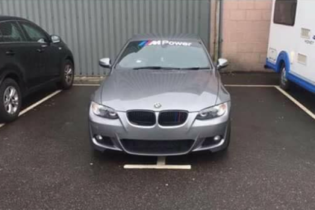 BMW holder tværs over to parkeringspladser: Alligevel bliver chaufføren hyldet