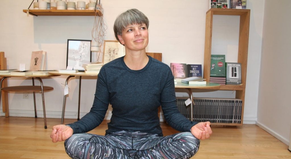 Bog-yoga og brunch hos Byens Bogcafé