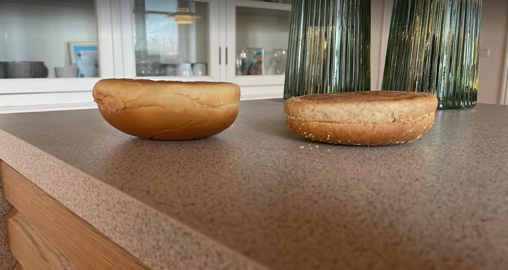 Har du nogensinde fået besked på IKKE at lægge brød på hovedet? Her er årsagen