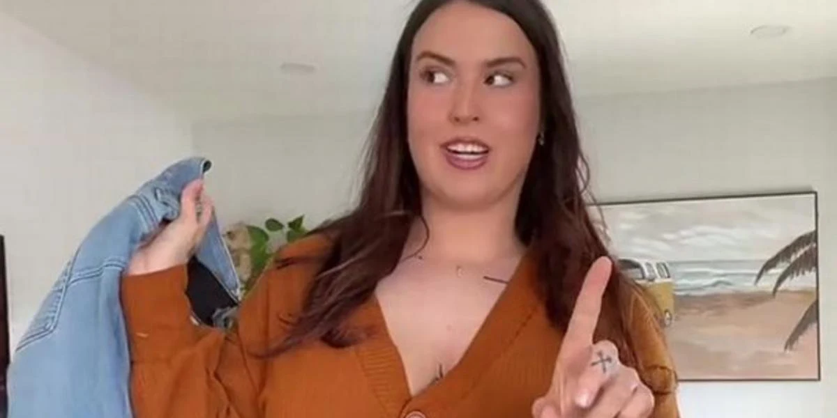 Modellen med en 140 cm stor bagdel har enorme problemer med at komme i jeans: Se bare her