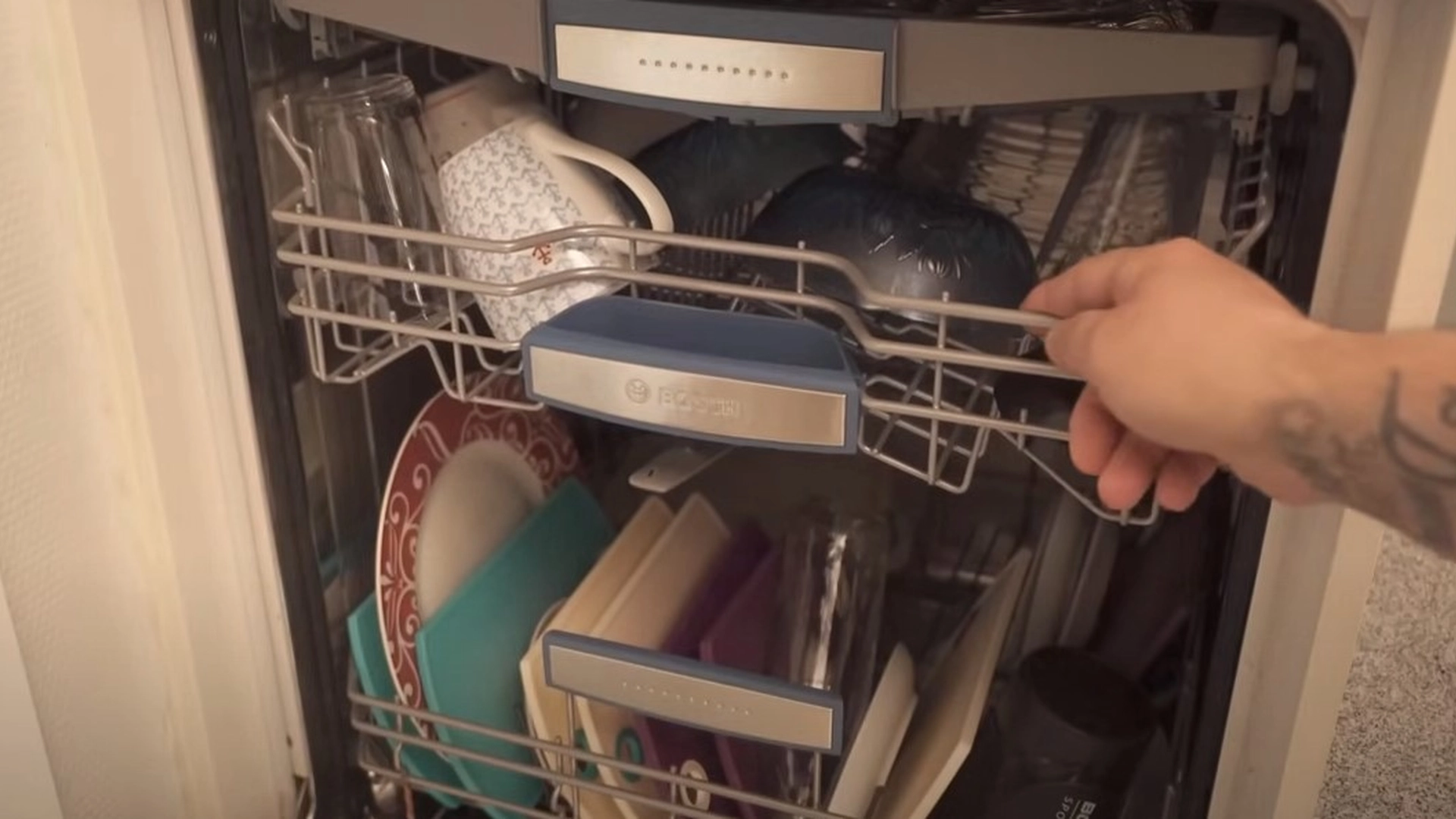 Det kan mærkes på elregningen: Mange danskere begår samme fejl med opvaskemaskinen