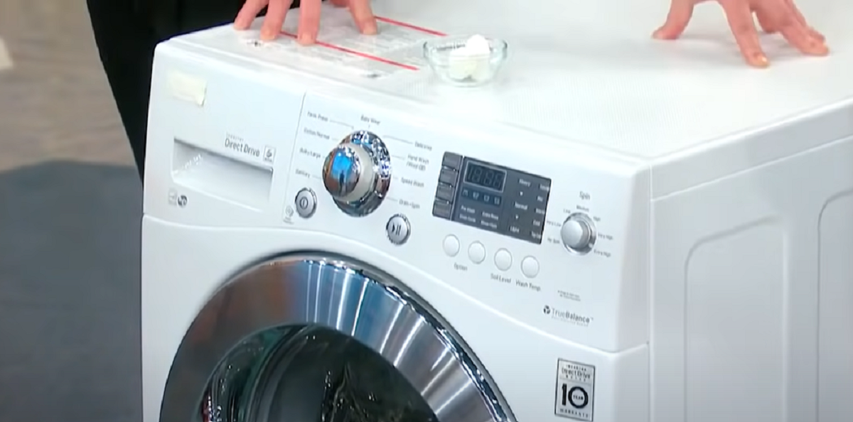 Han kaster denne køkkeningrediens i vaskemaskinen og efterlader alle i chok