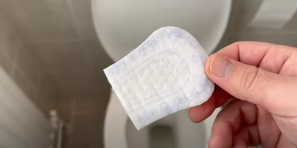 Han sætter et halvt bind fast under toilettet: Så sker magien, der vil efterlade dig måbende