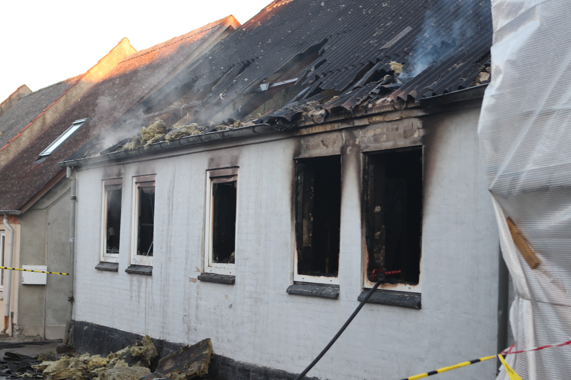 Tragedie: Byhus i flammer – en person nåede ikke ud