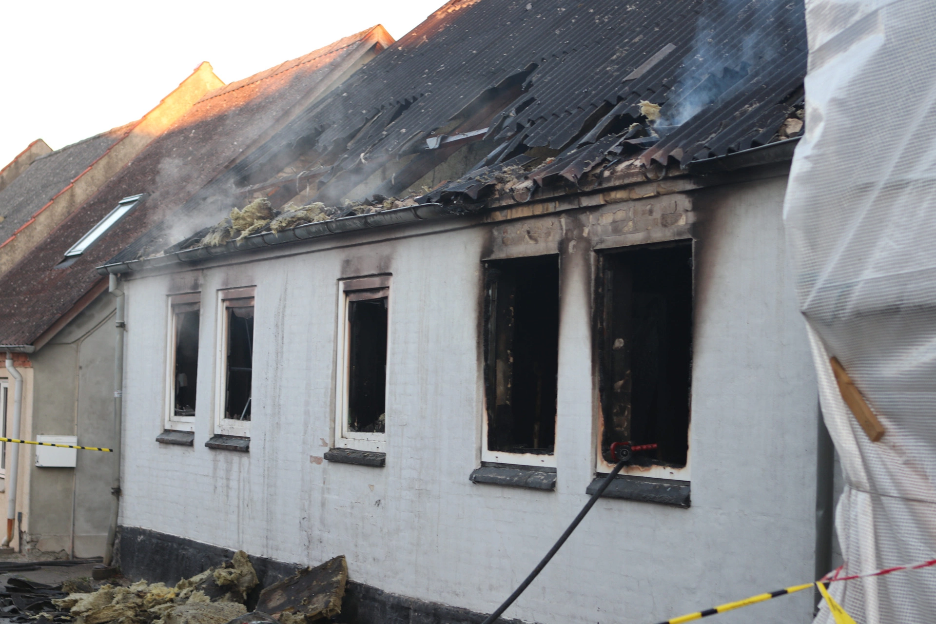 Tragedie: Byhus i flammer – en person nåede ikke ud