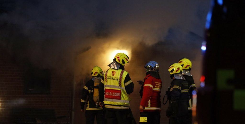 Voldsom brand på dansk togstation: Flammer vælter ud