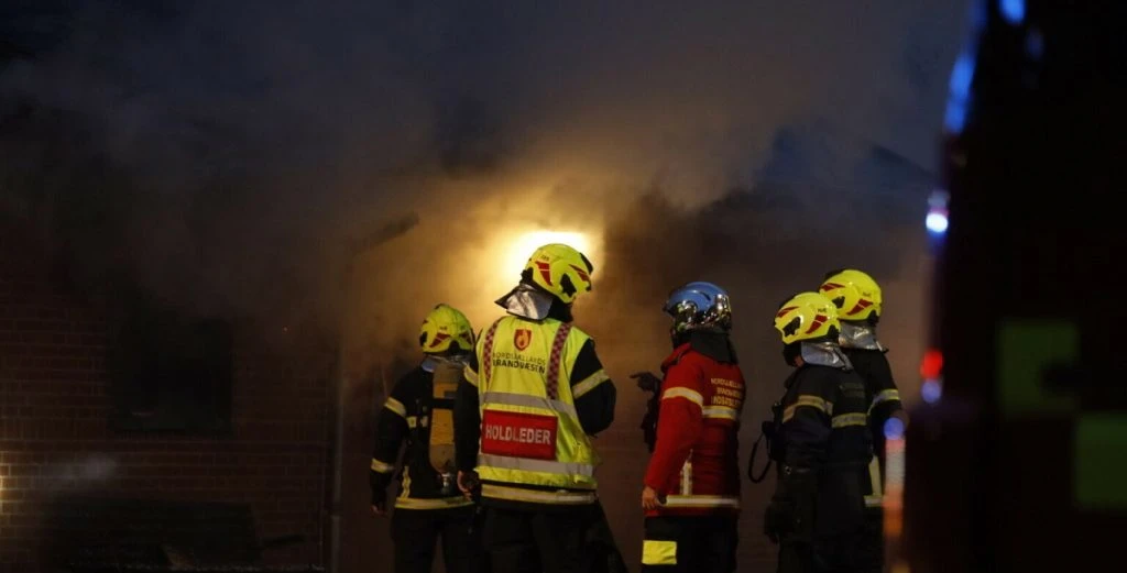 Voldsom brand på dansk togstation: Flammer vælter ud