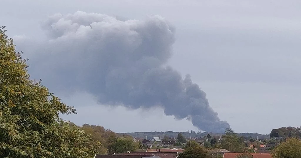 Brandvæsnet efterslukker stadigvæk i Børkop: 74 brandfolk bekæmpede flammerne tirsdag