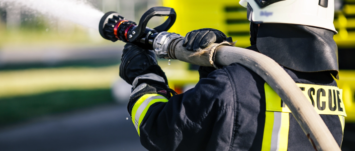 En kvinde påsatte brænde, fordi hun nød at se på brandmænd i arbejde.